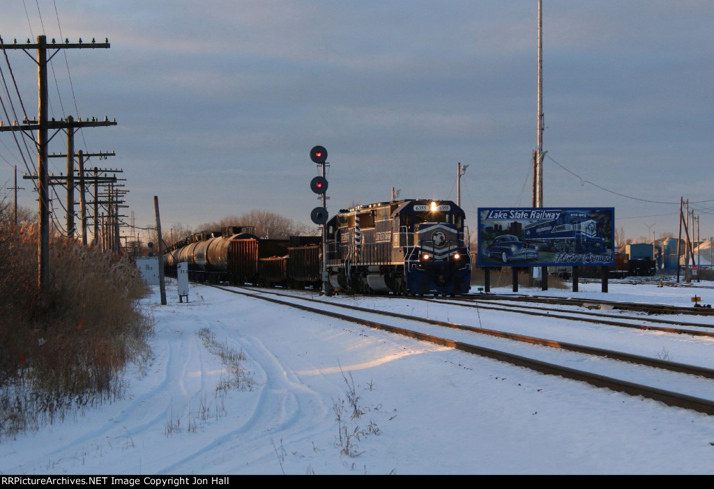 Z127 winds its way north in to the yard at McGrew